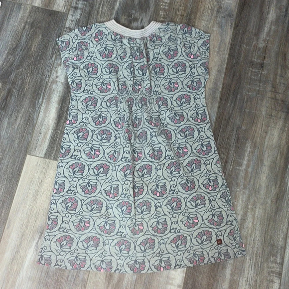 Tea collection flower petal short sleeve gray dress with buttons on chest - Picture 3 of 4